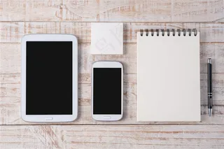 白色的平板和手机
