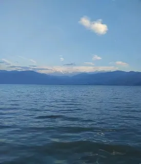 高清湖面与天空图 高清湖面与天空图