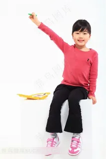 拿水彩笔的女孩