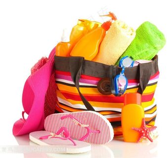 袋里装的海滨度假用品高清图片