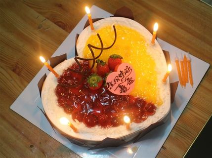 桌面上的生日蛋糕