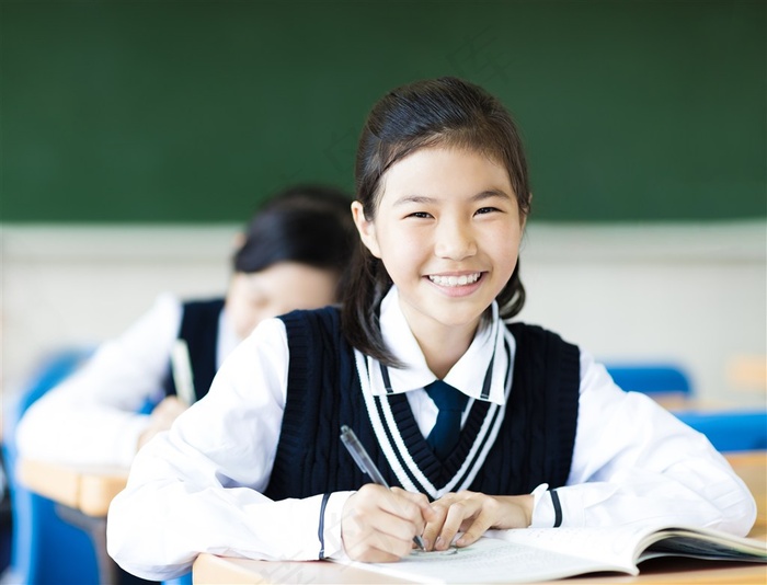 坐在教室里学习的学生图片