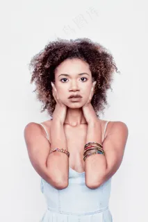 泡面卷发美女图片