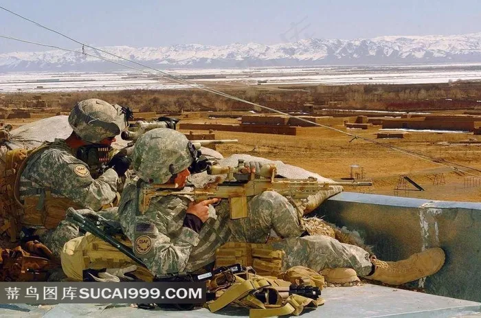 建筑顶上的狙击手和远处的雪山