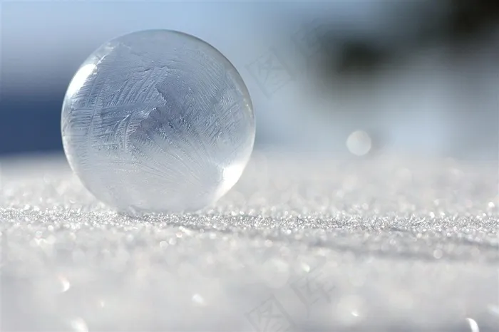 冰冻晶莹剔透球体