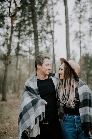 亲密互视情侣合照图片