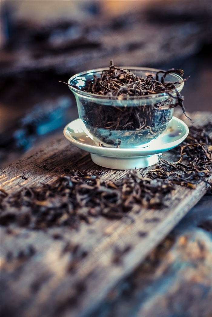 玻璃茶杯与茶叶