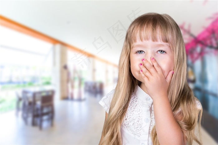 闻到刺鼻味道的女孩