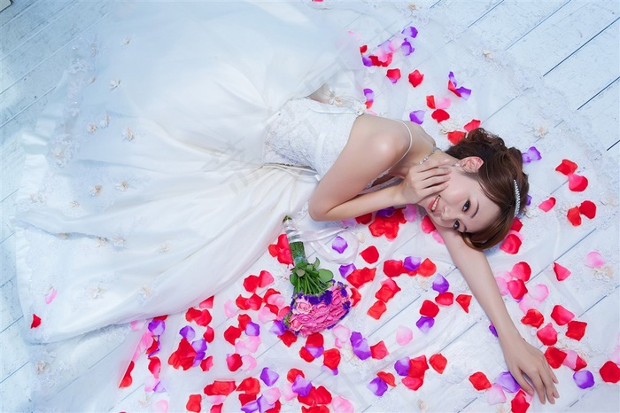 白色婚纱美女新娘玫瑰花瓣写真大图