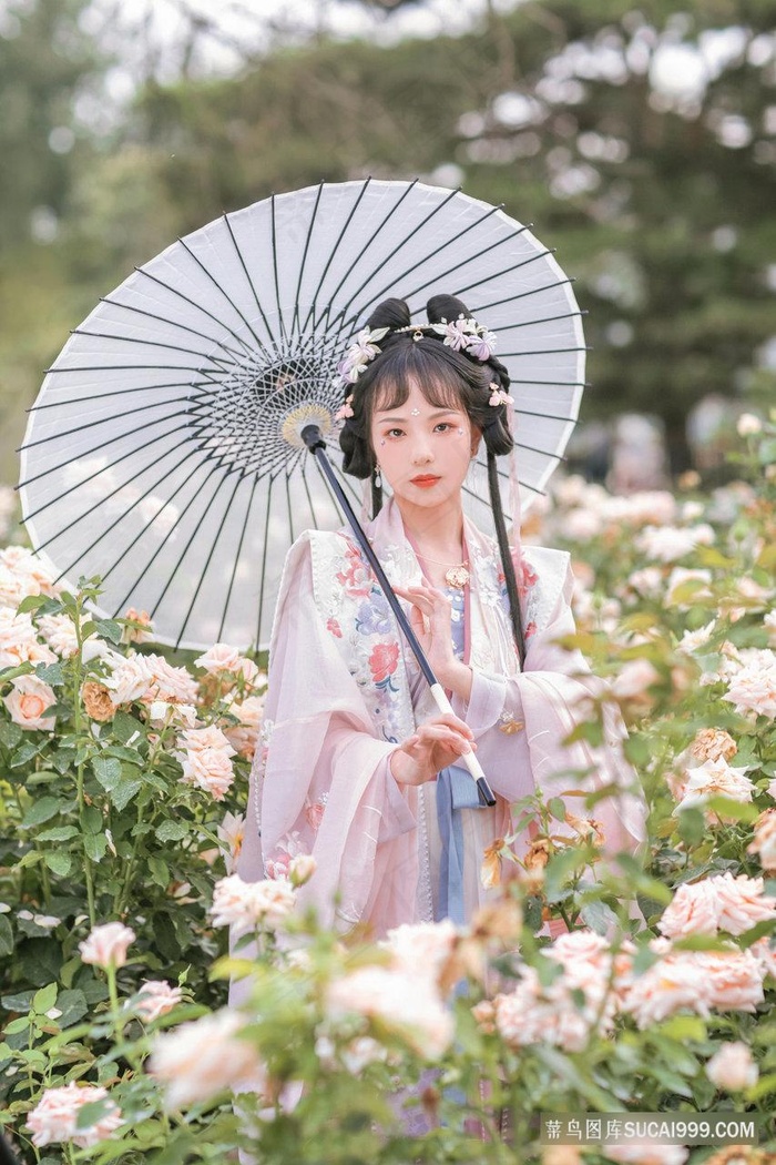 玫瑰花从中写真摄影古装汉服少女图片