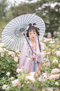 玫瑰花从中写真摄影古装汉服少女图片