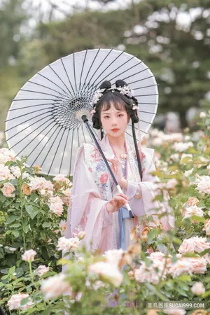 玫瑰花从中写真摄影古装汉服少女图片