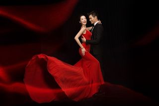 深情相拥的情侣