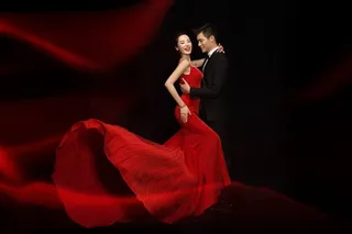 深情相拥的情侣