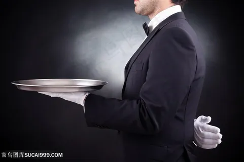 专业拖着盘子的侍者高清图片