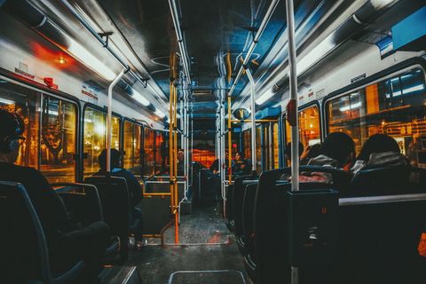 公交车车厢内景图片