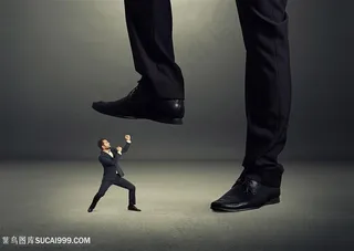 商务被脚踩挣扎的表情图片