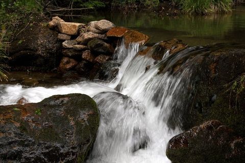 山石间奔流的溪水
