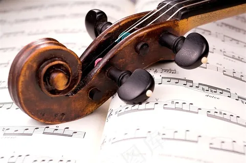 放在乐谱书上的小提琴高清图片