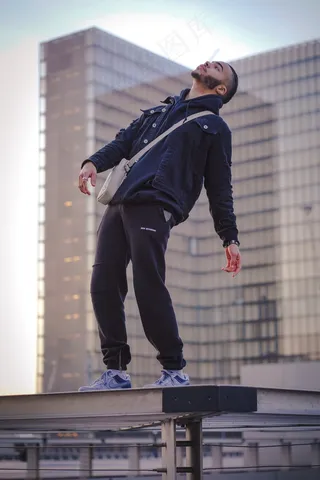 运动休闲风男人图片