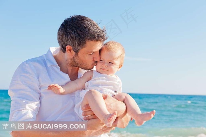 海边抱着宝宝的爸爸