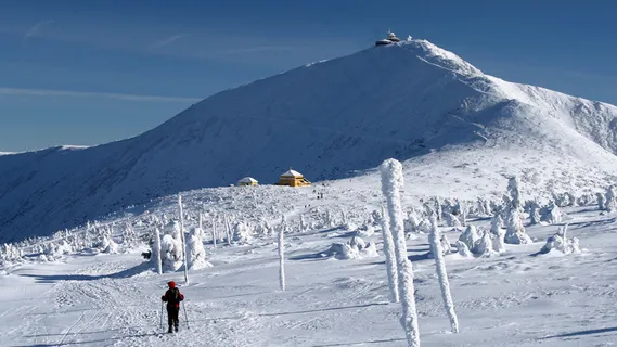 雪山下的人 雪山下的人