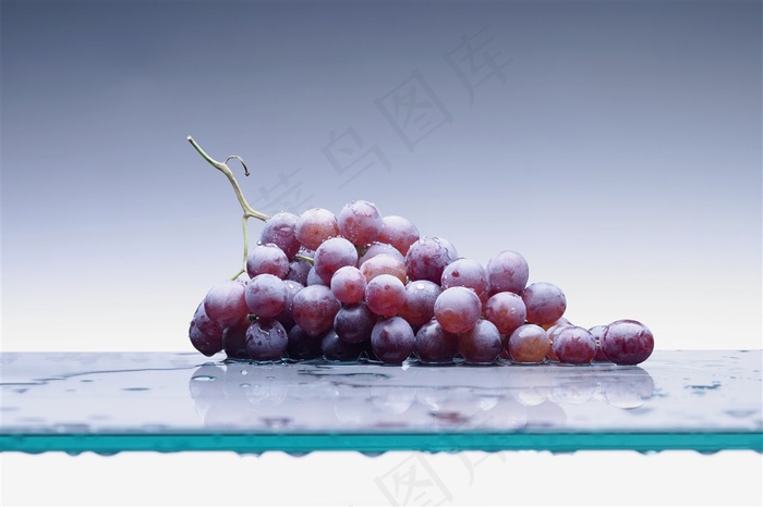 一串放在玻璃上的葡萄