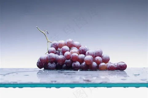 一串放在玻璃上的葡萄