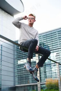 坐在栏杆上的国外男模高清图片 坐在栏杆上的国外男模高清图片