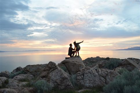 岸边岩石上的情侣