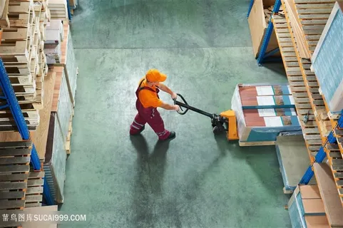 正在运输货物的工人俯视图