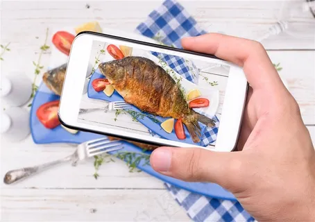 手着烤鱼图片的手机