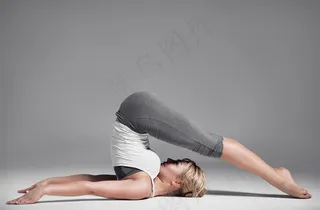 美女练瑜伽图片