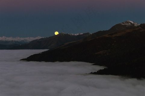 傍晚山间升起的月亮