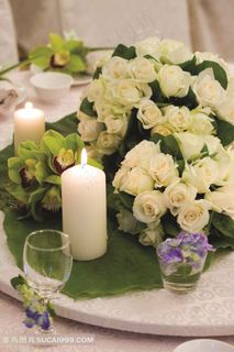 白玫瑰酒杯和蜡烛