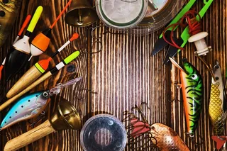 摊在桌子上的钓鱼工具高清摄影图片