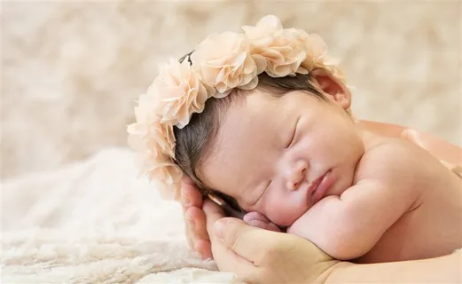 戴着花圈睡着的可爱婴儿 戴着花圈睡着的可爱婴儿