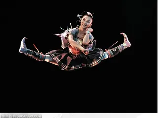 舞台上跳舞的人-2