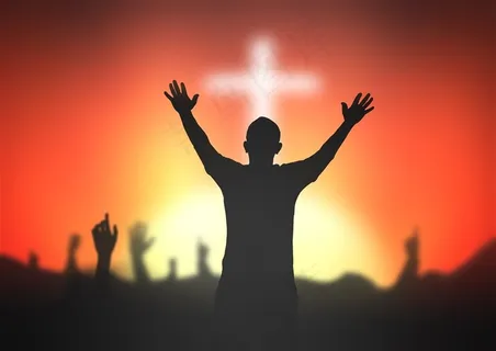 男人手和十字架 男人手和十字架