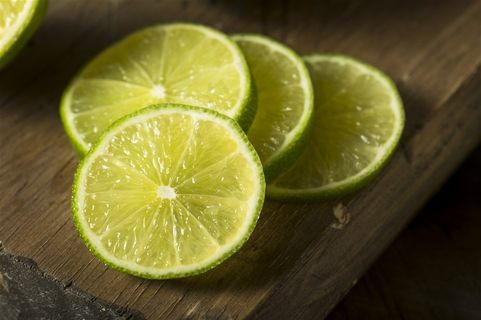 砧板上切成薄片的柠檬摄影高清图片