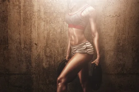 强壮的肌肉美女特写