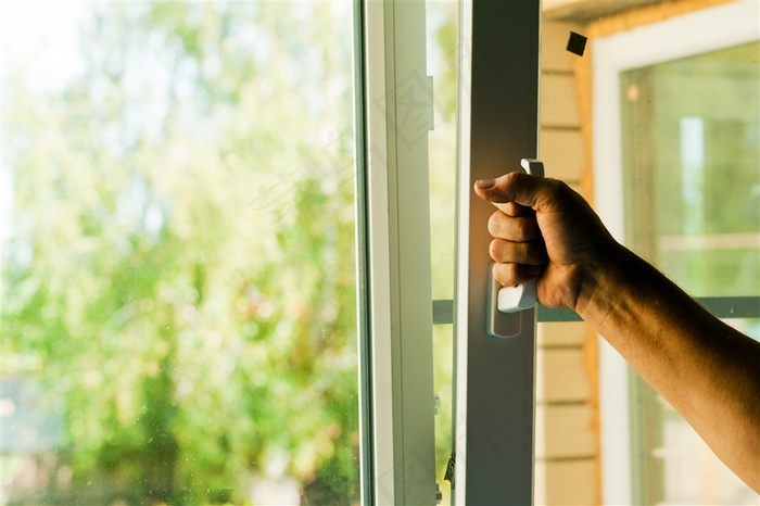 拉开窗户的手