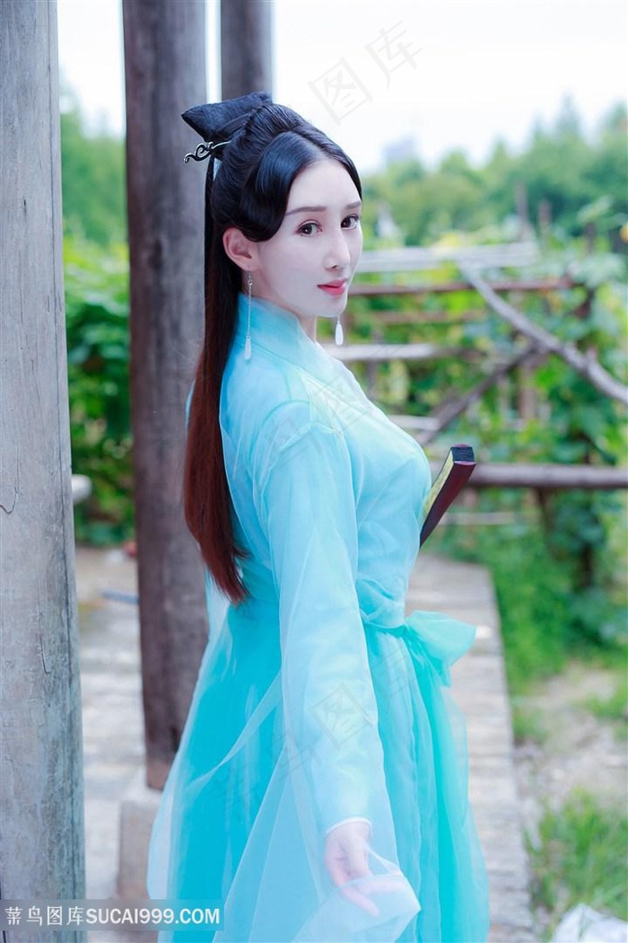 户外古装美女写真图片