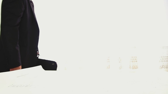 取出他的仪器的西装的建筑师