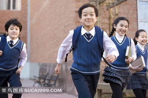 放学奔跑的学生