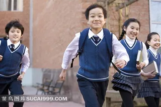 放学奔跑的学生