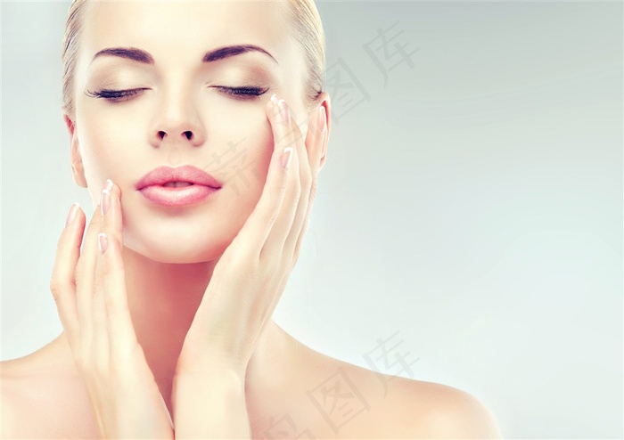 正抚摸脸部的金发美女模特高清图