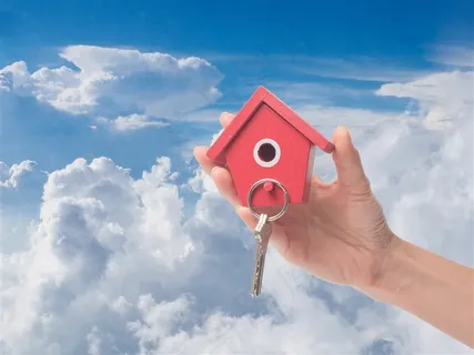 蓝天白云和手上的房子