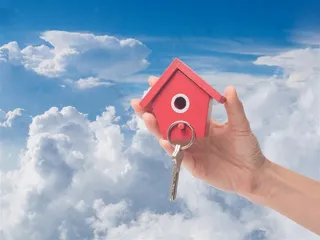 蓝天白云和手上的房子