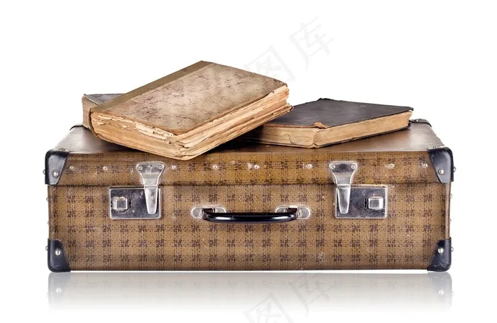 堆满书籍的手提箱高清摄影图片